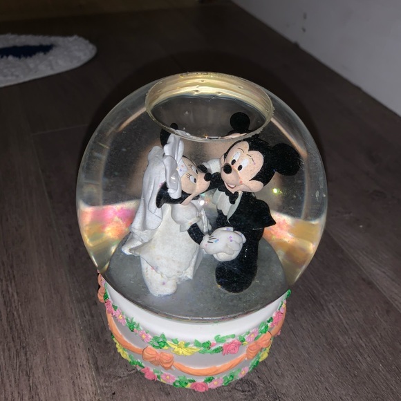 Vintage Disney wind up musical snowglobe - Picture 1 of 4